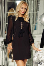 Load image into Gallery viewer, Vestido negro con lazo y cadena decorativa marca Fofy R972