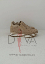 Load image into Gallery viewer, Zapatillas Mineli Doradas